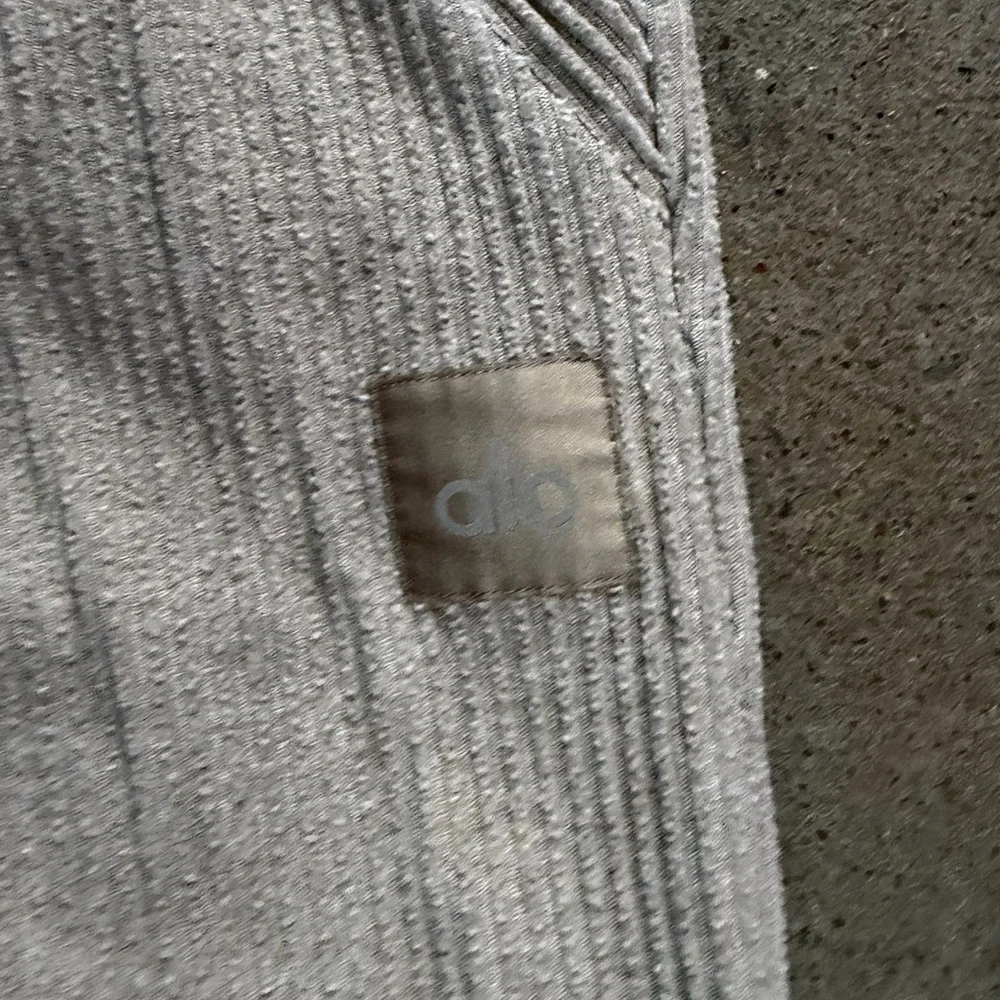 Alo Yoga Muse Sweatpant in Gravel Heather Size XXS Athleisure Ribbed Jogger - Picture 8 of 8